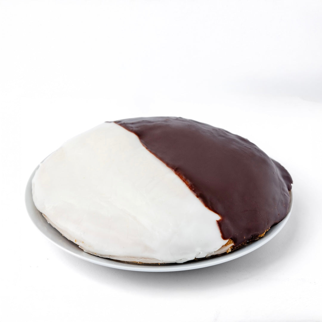 William Greenberg’s 9-inch Black & White Cookie Cake, crafted from our best-selling Black & White Cookies. Baked fresh with premium ingredients.